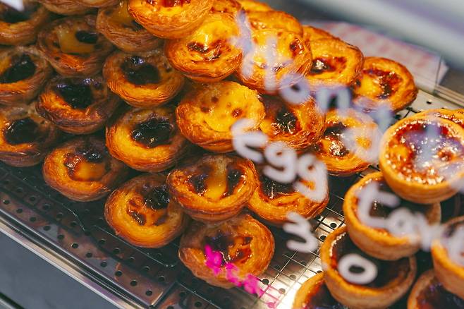달콤하고 바삭한, 부드럽고 고소한, 두 가지 맛의 에그타르트를 즐길 수 있는 히히히