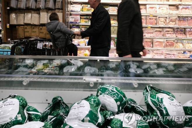 냉동 칠면조 팔고있는 미국 뉴욕의 한 식료품점 [AFP/게티이미지 연합뉴스 자료사진. 재판매 및 DB 금지]
