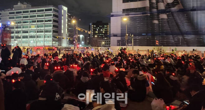2일 오후 서울 광화문 광장에 응원객들이 거리응원전을 펼치고 있다.(사진=이용성 기자)