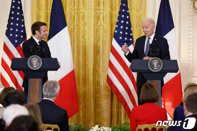 1일(현지시간) 미국 백악관 이스트룸에서 조 바이든 미국 대통령(오른쪽)과 에마뉘엘 마크롱 프랑스 대통령(왼쪽)이 공동 기자회견을 하고 있다. ⓒ AFP=뉴스1 ⓒ News1 김성식 기자
