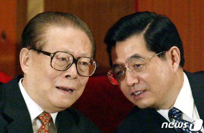장쩌민 전 중국 국가주석이 후임인 후진타오 당시 신임 국가주석. 2003.03.15 ⓒ 로이터=뉴스1 ⓒ News1 권진영 기자