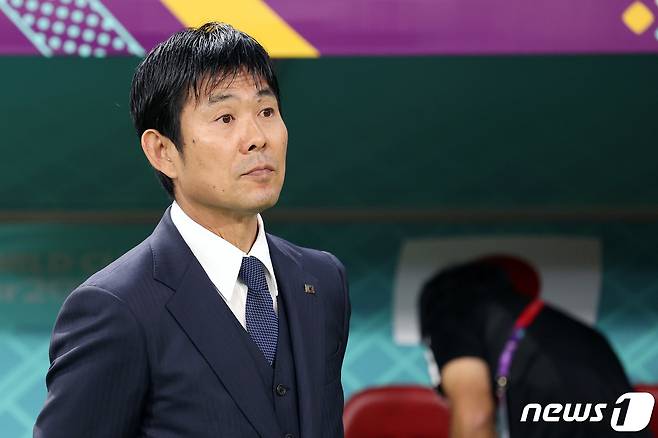 모리야스 하지메 일본 감독이 1일(현지시간) 저녁 카타르 도하 칼리파 스타디움에서 열린 2022 카타르 월드컵 조별리그 E조 3차전 스페인과 일본의 경기에 앞서 선수들을 바라보고 있다. 2022.12.2/뉴스1 ⓒ News1 이동해 기자
