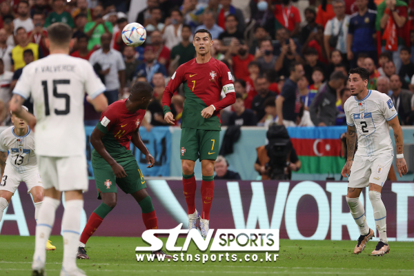 28일(현지시간) 카타르 루사일 스타디움에서 열린 2022 카타르 월드컵 조별리그 조별리그 H조 2차전 포르투갈과 우루과이의 경기, 포르투갈 호날두가 패스하고 있다.사진|뉴시스