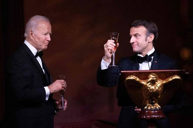 1일(현지시간) 백악관 국빈만찬에서 건배하는 조 바이든 미국 대통령(사진 왼쪽)과 에마뉘엘 마크롱 프랑스 대통령.(사진=AFP연합뉴스)