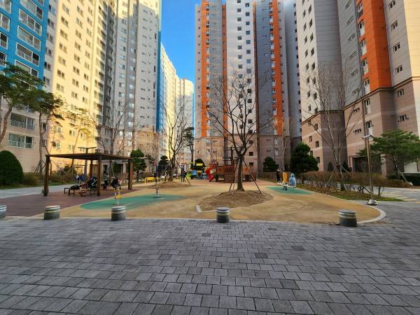 놀이터 근처에 설치된 자동차 진입 억제봉의 규격이 미달된 곳이 보인다.