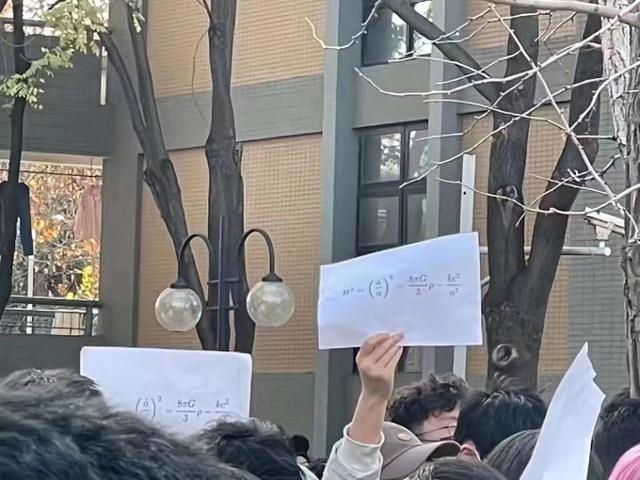 지난달 27일 중국 베이징 소재 칭화대에서 학생들이 '제로 코로나' 정책에 반대하는 시위를 벌이고 있다. 이들은 프리드만 방정식이 쓰여진 백지를 들고 있다. 트위터 캡처, 뉴스1