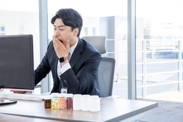 겨울철에는 일조량 감소로 낮에 졸리는 ‘동곤증’이 생길 수 있다./사진=클립아트코리아