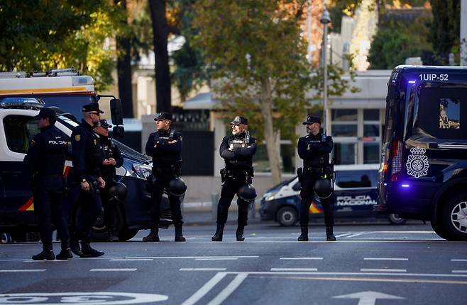 지난달 30일 편지 폭발물 협박을 받은 스페인 마드리드 주재 우크라이나 대사관을 1일 경찰들이 둘러싸고 지키고 있다. /로이터연합뉴스