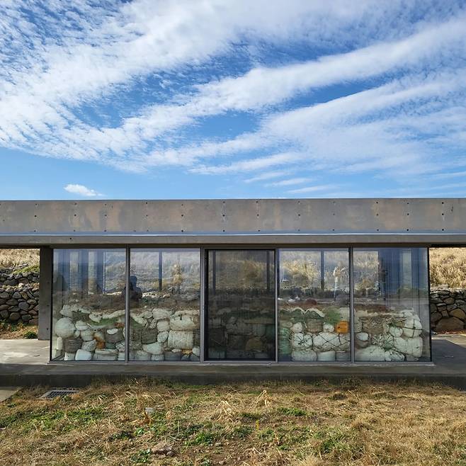 가파도 글라스하우스에 설치된 홍이연숙의 ‘가파도로 온 것들’