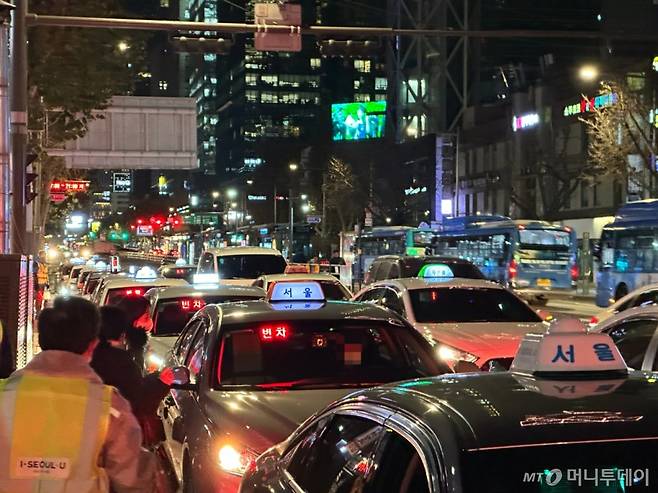 서울 택시 심야할증이 확대된 1일 밤 11시43분쯤 서울 종로구 젊음의거리 인근에 빈 택시들이 늘어서 있다. /사진=김창현 기자