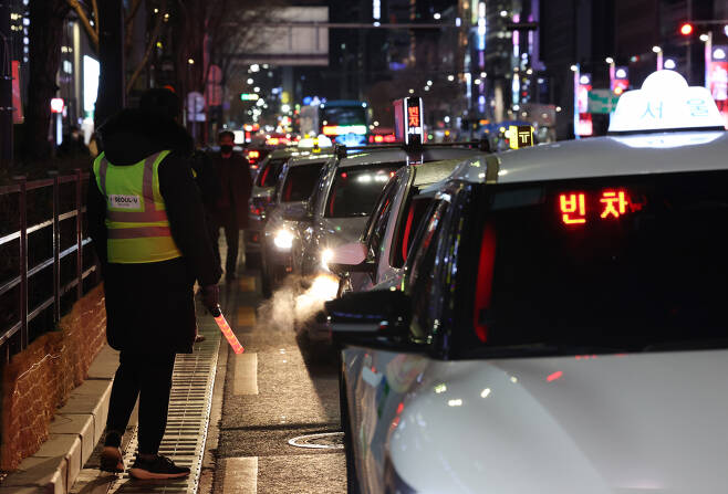 1일 강남역 인근에서 서울시 직원과 택시 업계 관계자들이 시민들의 택시 탑승을 돕고 있다. [연합]