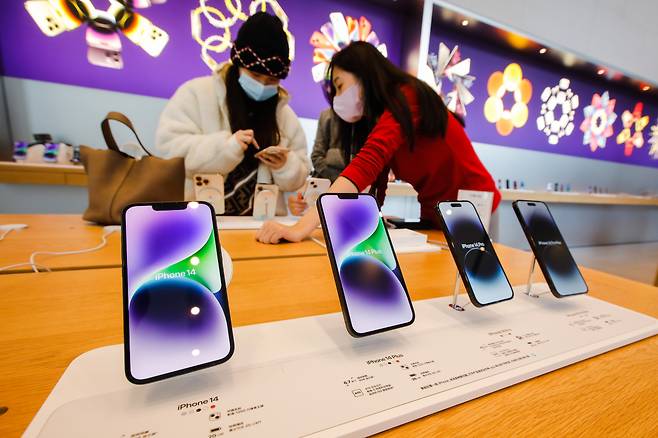 중국 베이징 시내 휴대폰 매장에서 아이폰14 시리즈를 살펴보는 중국 소비자. [EPA연합]