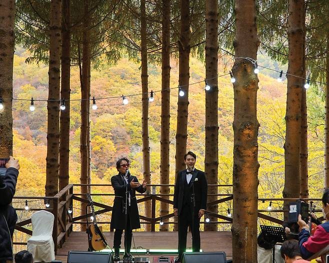 가문비치유숲에서 열린 '웰니스 포레스트 콘서트'. 가수 최성수와 바리톤 우경식의 멜로디가 초록 숲을 가득 메웠다. 용평리조트는 문화·공연의 중심으로 자리 잡아 왔다.