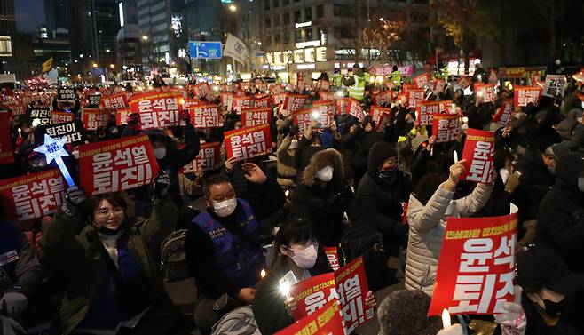 지난달 26일 오후 촛불집회 참가자들이 서울 태평로 숭례문 일대에서 촛불승리전환행동 주최 윤석열 정부 규탄 집회를 하고 있다. 뉴시스