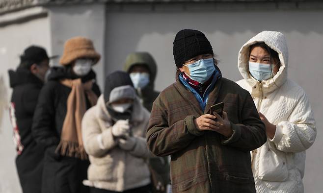 지난 11월 29일 중국 베이징에서 주민들이 영하의 날씨 속에 코로나19 검사를 받기 위해 순서를 기다리고 있다. AP뉴시스