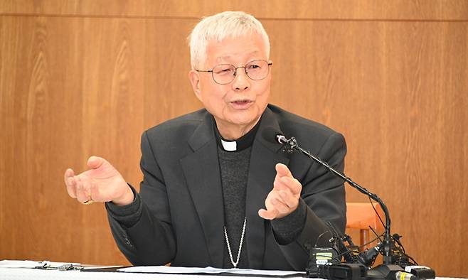 교황청 성직자부 장관 유흥식 라자로 추기경이 2일 기자회견하는 모습. 한국천주교주교회의 제공