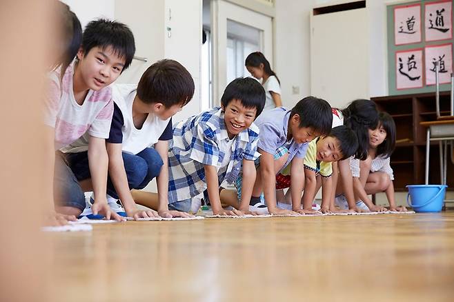 일본은 어릴 적 엄격한 교육 영향으로 대부분 국민이 결벽에 가까울 정도로 주변을 깨끗이 한다. 사진은 일본 초등학생들이 손걸레로 바닥을 닦는 모습. /이키다네