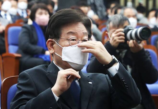 이재명 더불어민주당 대표가 2일 오후 국회에서 열린 의원총회에서 발언을 마친 뒤 마스크를 쓰고 있다. ⓒ데일리안 박항구 기자
