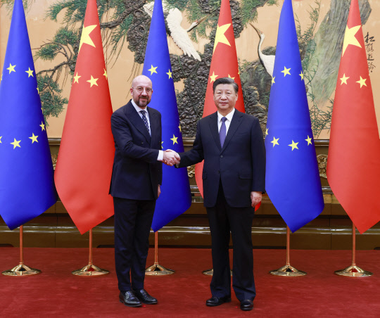 중국을 방문한 샤를 미셸 유럽연합(EU) 정상회의 상임의장(왼쪽)이 1일 베이징 인민대회당에서 시진핑 중국 국가주석과 악수하고 있다.  연합뉴스