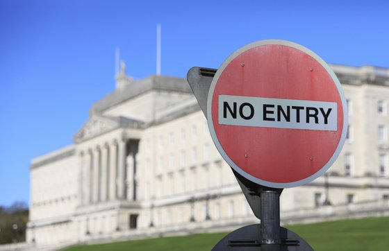 '출입금지' 팻말이 붙은 북아일랜드 벨파스트 의회 건물. 북아일랜드 의회는 지난 2월부터 파행을 겪고 있다. AP=연합뉴스