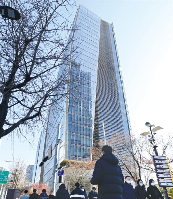 서울 시내 오피스 빌딩 거래가 실종됐다. 마스턴투자운용이 인수를 추진하고 있는 서울 광화문 콘코디언빌딩(옛 금호아시아나 사옥) 앞을 시민들이 지나가고 있다. /임대철 한경디지털랩 기자