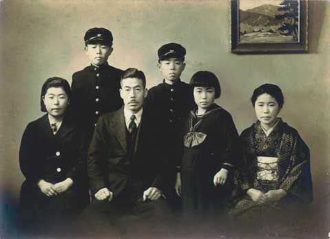 쿠사마의 가족 사진. 오른쪽에서 두번째가 어린 시절의 쿠사마다.