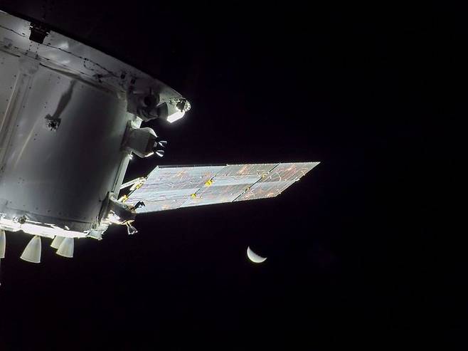 오리온 달 탐사선이 발사 9일째인 지난 11월24일(현지시간) 태양광 패널 날개에 장착된 카메라로 촬영한 달과 탐사선 본체 모듈. (사진=나사) *재판매 및 DB 금지