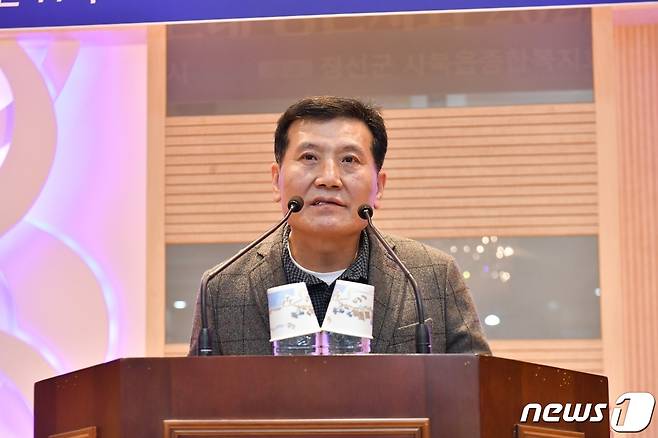 경북 봉화군 아연 채굴 광산 매몰 사고에서 221시간 만에 ‘생환’ 기적을 보여준 광부 박정하씨(62)가 지난달 16일 정선 사북읍 종합복지회관에서 개최된 광산진폐권익연대 정선지회의 ‘2022년도 정기총회’에 참석해 감사의 인사를 전했다. (정선군 제공)/뉴스1