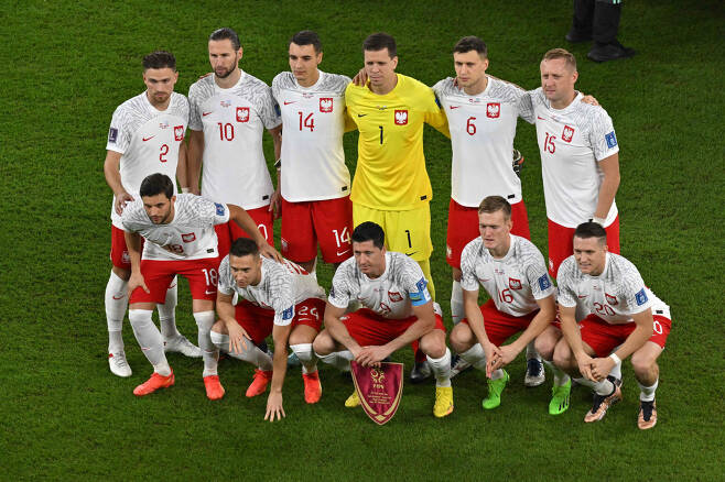 Poland's team players pose before the start of the Qatar 2022 World Cup Group C football match between Poland and Argentina at Stadium 974 in Doha on November 30, 2022. (Photo by Glyn KIRK / AFP)