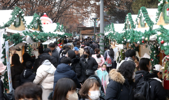 2022 유성온천 크리스마스 마켓이 지난 3일 대전 유성온천공원에서 열려 시민들이 마켓 부스를 둘러보고 있다.
