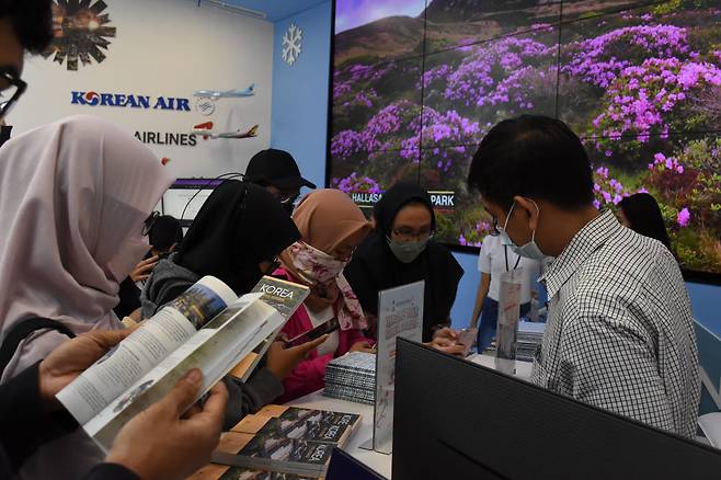 3일(현지시간) 인도네시아 자카르타 코리아 360 콜렉트 전시관 투어존에서 현지인들이 한국 관광 정보를 확인하고 있다.
