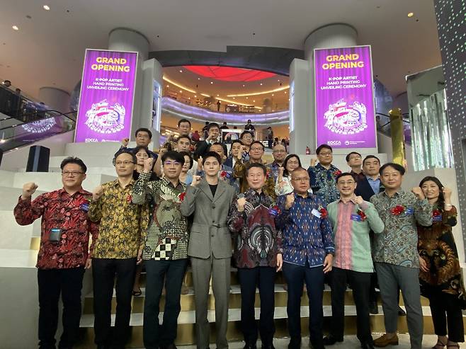 3일 인도네시아 자카르타 롯데쇼핑에비뉴에서 열린 코리아 360 제막식에서 조현래 한국콘텐츠진흥원 원장(앞줄 왼쪽 다섯번째), 김재현 문화체육관광부 콘텐츠정책국장(〃 세번째), 배우 옹성우(〃 네번째), 바라 크리스나 하시부안 인도네시아 무역부 장관 특별보좌관(〃 여섯번째) 등이 기념촬영을 하고 있다.