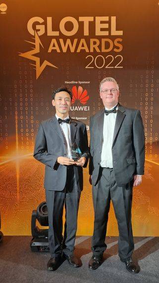 SK텔레콤(SKT) 양기석 매니저(왼쪽)가 지난 2일(한국시간) 영국 런던에서 열린 ‘글로벌 텔레콤 어워드 2022’ 현장에서 ‘최우수 가상화 혁신’ 분야 수상을 한 후, 기념촬영을 하는 모습. SKT 제공