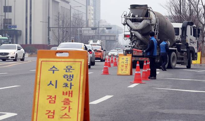 서울시 직원들이 서울 세종로에서 배출가스 수시점검을 하고 있다. ⓒ News1 김명섭 기자