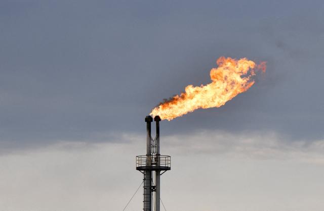 지난 9월 러시아 사할린 네프테고르스크에 위치한 원유 생산기업 로스네프트사의 연소시설에서 불길이 치솟고 있다. 네프테고르스크=로이터 연합뉴스