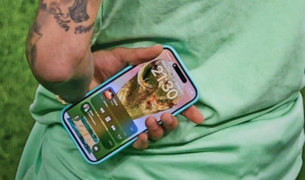 네이마르 주니오르의 휴대폰 배경화면 모습. 사진=choquei 트위터