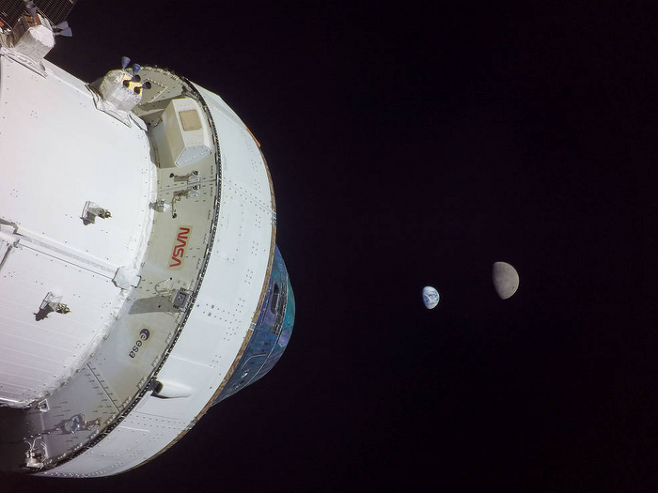 오리온 우주선이 지구에서 43만4000㎞ 떨어진 우주에서 지구와 달을 촬영했다.  오리온 우주선은 오는 11일 지구로 귀환할 예정이다. 미국 항공우주국(NASA) 제공