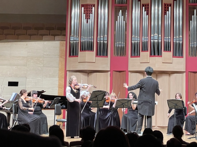 바이올리니스트 프리훗코 안젤라가 1일 서울 영등포구 영산아트홀에서 ‘우크라이나 평화를 향한 콘서트’에서 연주하고 있다.