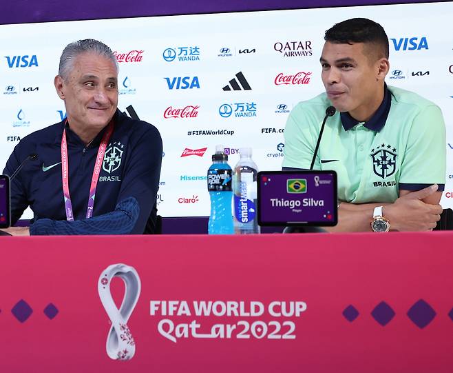 2022 카타르 월드컵 16강전 한국과 브라질의 경기를 하루 앞둔 4일(현지시간) 카타르 알라이얀의 카타르 국립 컨벤션센터(QNCC)에 마련된 미디어센터(MMC)에서 브라질 치아구 시우바가 공식 인터뷰를 하고 있다. 왼쪽은 치치 감독. 연합뉴스