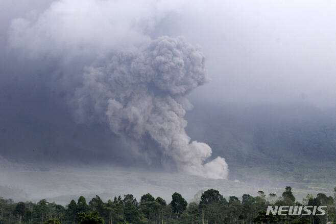 [자바섬=AP/뉴시스] 4일 인도네시아 동자바섬 스메루산 화산이 1년 만에 대규모로 재폭발했다. 당국은 경보 최고 수준인 4단계를 발령했고 주민 2000여 명을 대피시켰다. 2022.12.04.