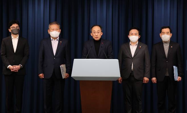 추경호 경제부총리 겸 기획재정부 장관이 4일 오후 서울 용산 대통령실 청사에서 열린 화물연대 집단운송거부 대응과 관련한 관계장관회의를 마친 뒤 회의 내용에 대해 브리핑하고 있다.왼쪽부터 한동훈 법무부 장관, 이상민 행정안전부 장관, 추경호 부총리, 원희룡 국토교통부 장관, 이창양 산업통상자원부 장관. 연합뉴스