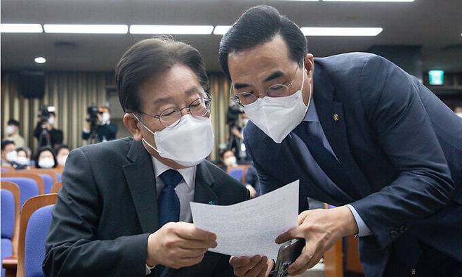 이재명 더불어민주당 대표(왼쪽)와 박홍근 원내대표. 뉴스1