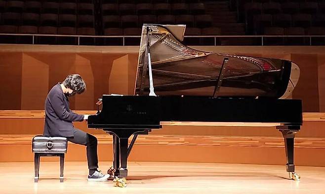 피아니스트 임윤찬이 지난 3일 일본 도쿄 산토리홀 공연에 앞서 리허설을 하고 있는 모습. 목프로덕션 페이스북 캡처