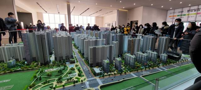 2일 오후 서울 강동구 둔촌동 '올림픽파크 포레온(둔촌주공 재건축)' 모델하우스 1층에 마련된 단지 모형을 예비 청약자들이 둘러보고 있다. 이덕연 기자