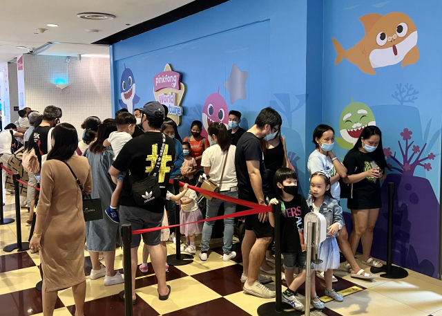 싱가포르 마리나 스퀘어에 위치한 테마파크 '핑크퐁 월드 어드벤처'에서 아이들과 가족들이 입장을 위해 줄을 서 있다. 사진 제공=더핑크퐁컴퍼니