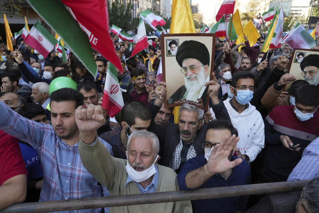 이란 시민들이 11월 4일(현지시간) 테헤란의 미국 주재 대사관에서 반정부 시위를 열고 있다. AP연합뉴스