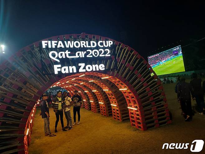 4일(현지시간) 월드컵이 진행 중인 카타르에서 정부가 도시에 '팬 존'(fan zone)을 마련, 현지시간으로 오후 7시부터 오전 1시까지 단 6시간만 주류를 판매할 수 있도록 했다. 2022.12.04. ⓒ 로이터=뉴스1 ⓒ News1 정윤영 기자
