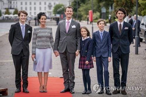 덴마크 요아킴 왕자(왼쪽에서 세 번째)와 아내 마리 왕자비, 네 자녀의 모습. 사진=로이터·연합뉴스