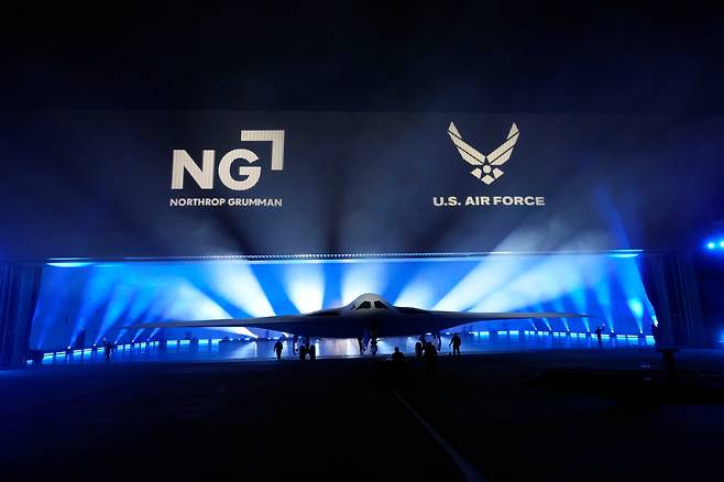 미 공군이 지난 2일 공개한 신형 전략폭격기 B-21의 모습. /AP 연합뉴스