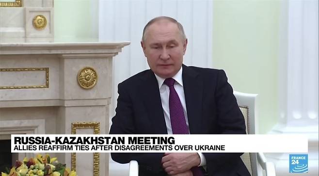 카자흐스탄 대통령을 만난 러시아의 푸틴 대통령의 발이 경련을 일으키거나 그가 왼손으로 오른팔을 잡고 있는 모습을 보여 푸틴이 파킨슨 병을 앓고 있다는 추측이 다시 제기됐다고 28일(현지시간) 더 선이 보도했다. 출처=euronews 유튜브 캡처, 뉴시스